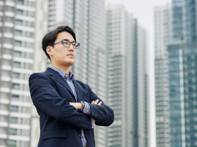 富人社區有什麼不同？他3年買2房發現：有錢人不穿邋遢去超商、坐公園長椅不滑手機「只做1事」揭5個致富習慣