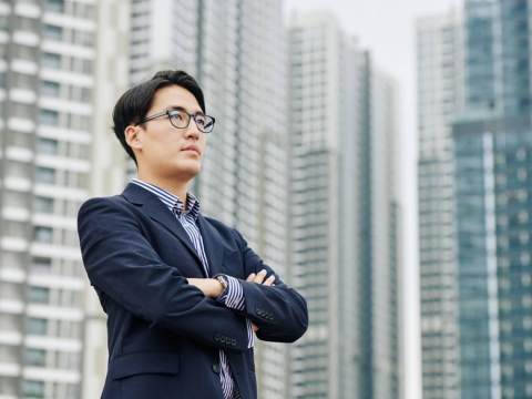 有錢人住的社區有啥不同？他觀察總結5致富習慣：去超商不邋遢、坐公園不滑手機「只做1事