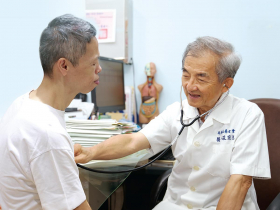進擊的社福單位（下）：當陪伴遇上科技，老牌社福機構如何以數位轉型織就精準照護網？