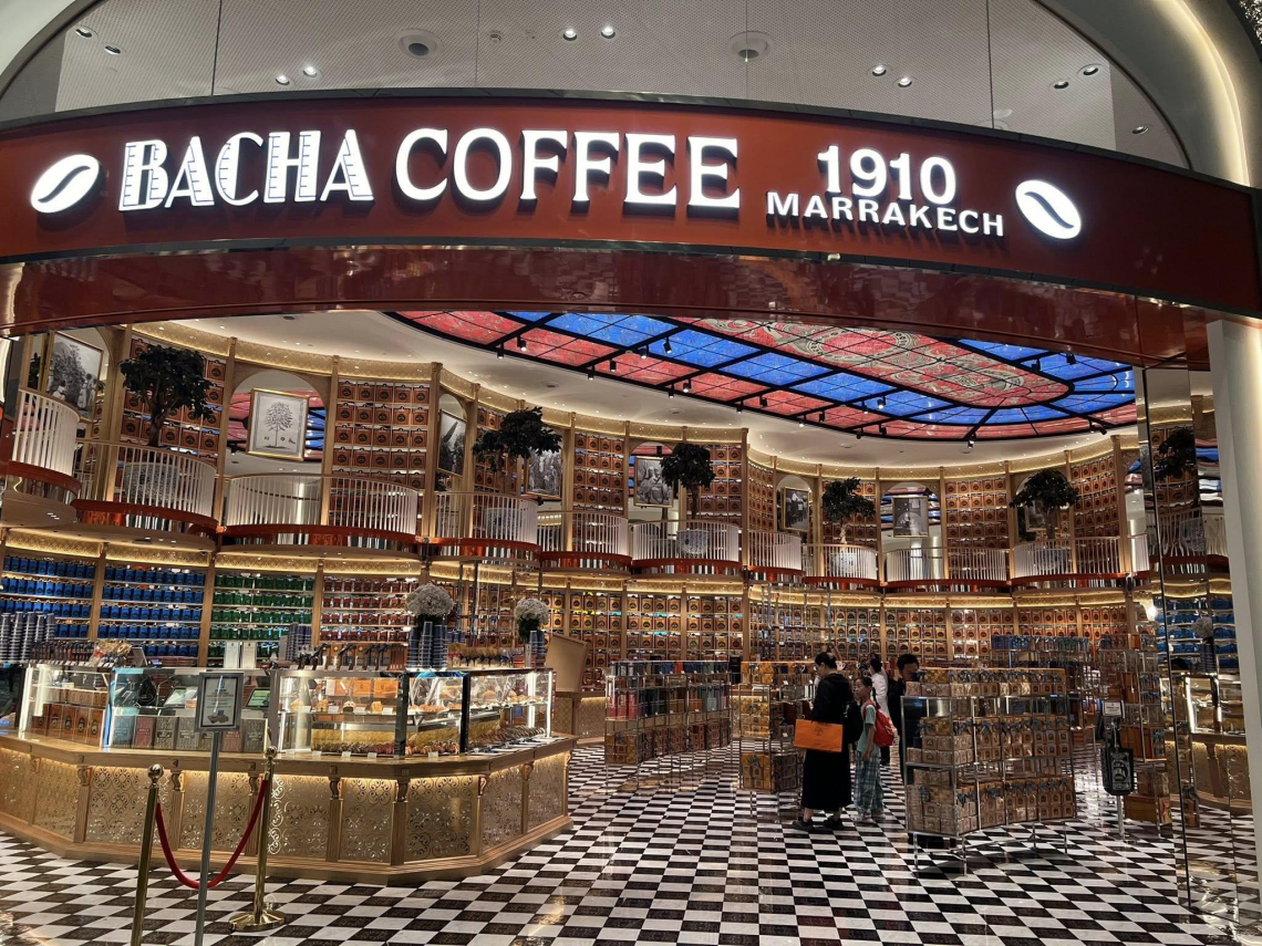 謝金河遊新加坡、朝聖Bacha Coffee！一到樟宜機場就驚艷「超大器」，大讚這設計值得台灣借鏡