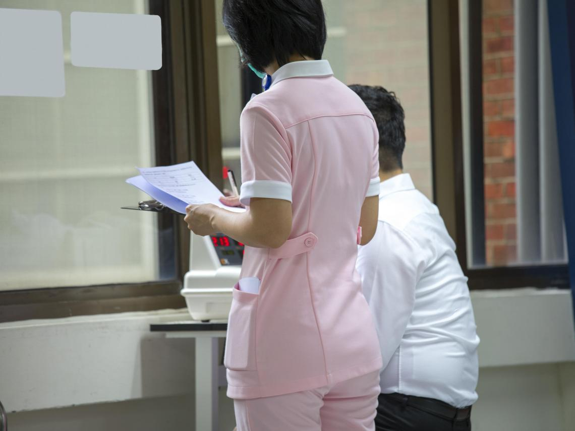 三班護病比是什麼？違規最高罰200萬、累犯停業1年...石崇良盤點護理人力：仍有5千缺口，緩衝2年施行