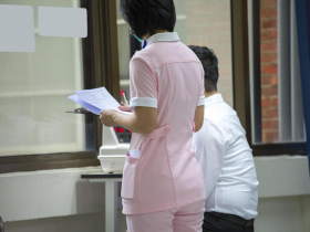 三班護病比是什麼？違規最高罰200萬、累犯停業1年...石崇良盤點護理人力：仍有5千缺口，緩衝2年施行