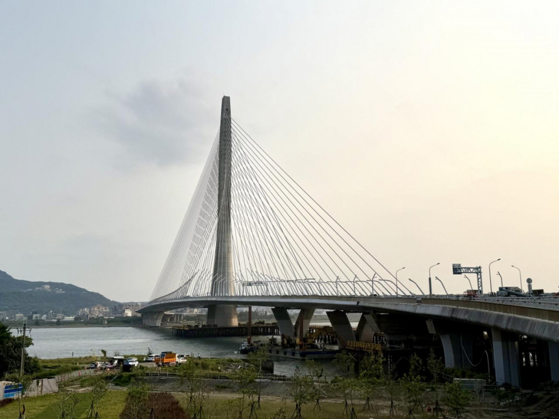 淡江大橋5/12通車！大貨車「這時段」禁行，科技執法、假日管制規定曝光…停車拍美照小心最高罰6千