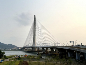 淡江大橋5/12通車！大貨車「這時段」禁行，科技執法、假日管制規定曝光…停車拍美照小心最高罰6千