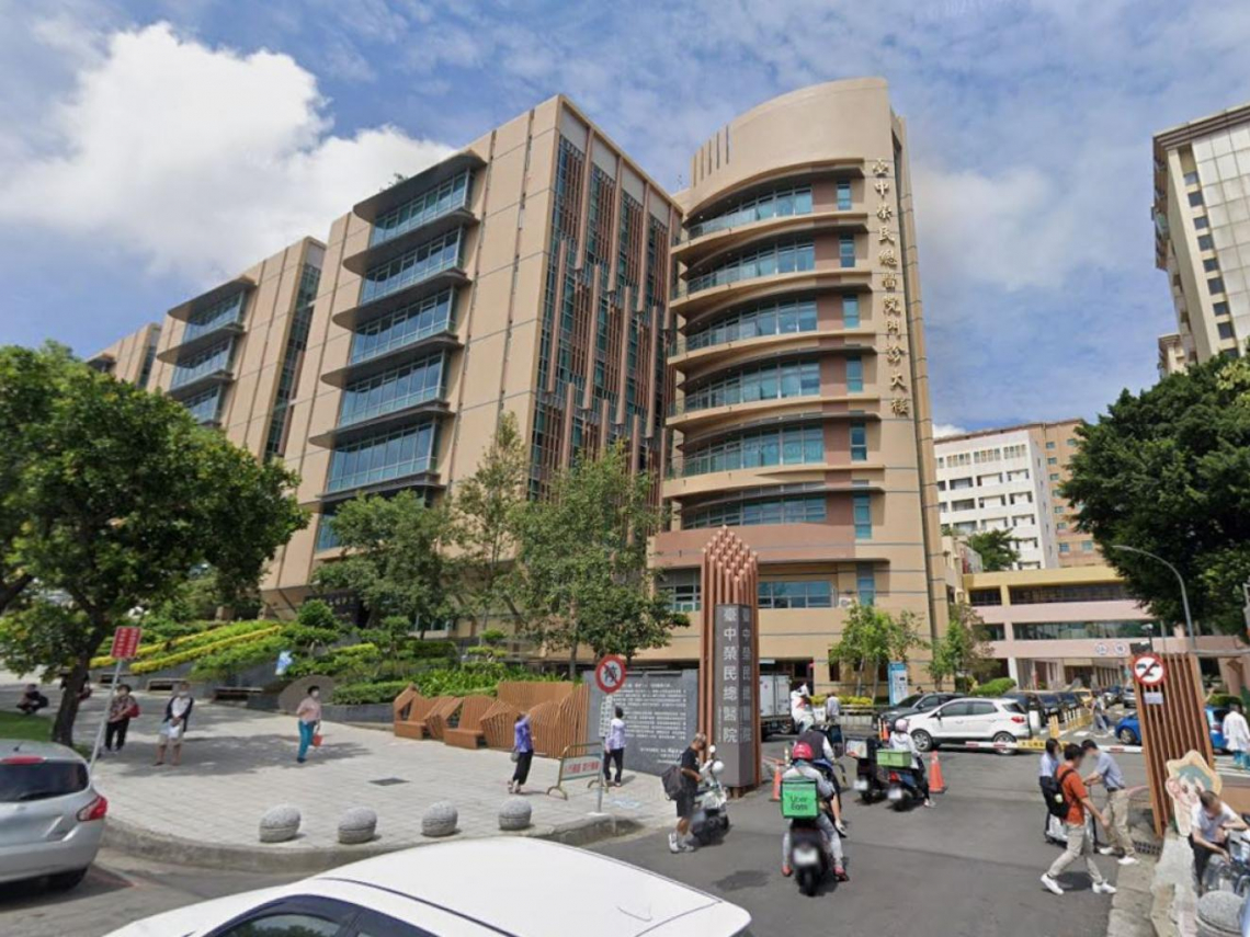 中榮2名醫動嘴開刀求處重刑！13次無照廠商代刀、站旁邊聊天「便當都肉快吐了」、還嗆患者痛就躺著啊