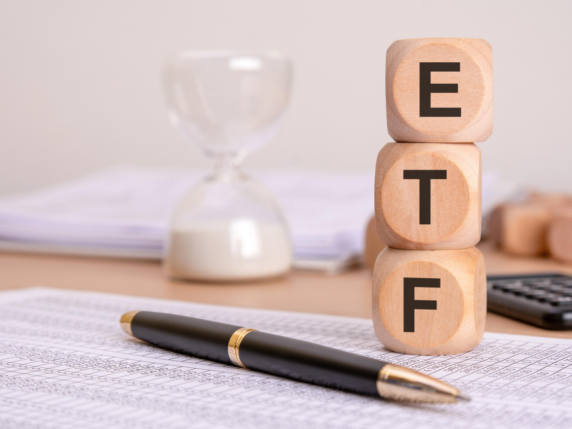 半年績效狠甩大盤40%！00981A勝出2大關鍵 主動、被動ETF，小資族、退休族怎麼選？