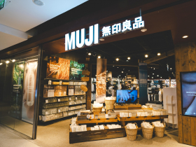 宜得利、無印良品都日本居家大牌，為何它陷苦戰、市值被超車？一場「抽盲盒」與「極簡美學」的PK戰
