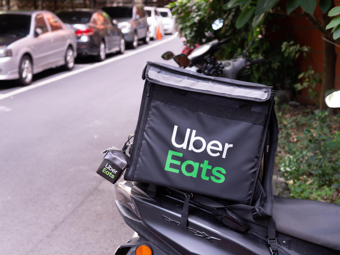 Uber機車載客來了？這區先試辦，保險怎麼賠？交通部先喊違法：最高罰2500萬，駕駛人也要罰