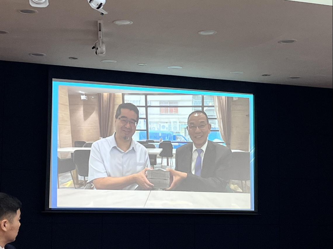蕭旭岑手拿台商會長一疊現金照片曝光！金溥聰曝「王光慈躲馬英九躲到桌底下」，年終發現金喊說免繳稅