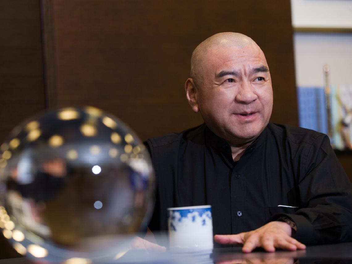 尹衍樑大學畢業的震撼禮物！父親送上一疊鈔票、託人帶我上酒店，就為了讓我看清「2個人生真相」