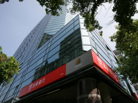 台新銀前理專「侵門入戶」調包提款卡挪用157萬，金額低已和解就不報？金管會重罰1400萬：禁辦高資產新戶