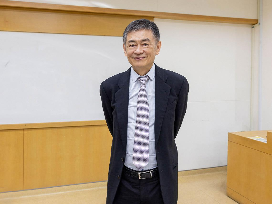 大立光(3008)股價創5年新高，連創辦人林家都出手買自家股票，可以跟著進場？揭開老股王轉型密碼