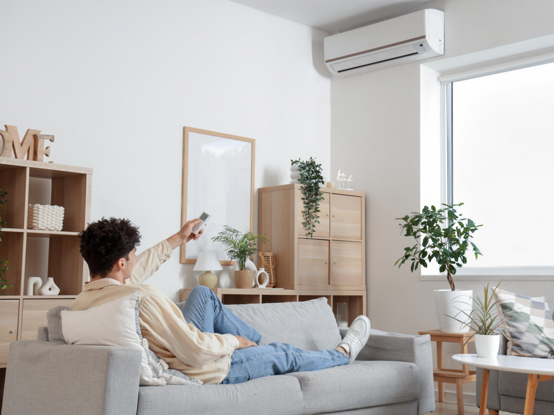 變頻冷氣別出門就關？溫度設定幾度最好？空調師傅、台電認證「這時間內不關更省」…4招不傷荷包