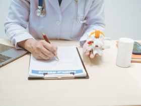 骨折比癌症更致命？骨鬆權威揭「骨頭老化，人即衰老」真相：65歲靠3習慣存骨本還來得及！為何魚要連骨頭吃？
