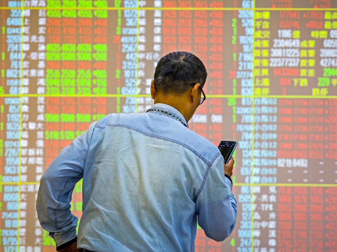 華邦電(2344)、南亞科(2408)、欣興(3037)、鴻海(2317)...現在買誰肉最多？這1檔股價有望再噴300元！11大熱門股操作策略