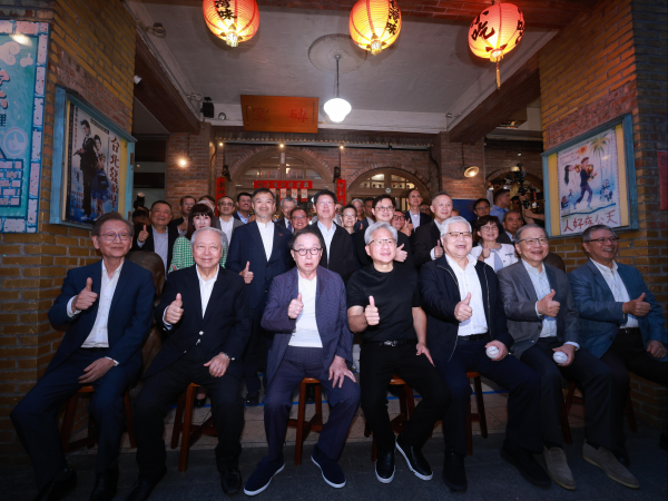 Yellow Submarine Party: 1,000 Yuan Bills, AI Visionary’s Surprise & Fan Chaos