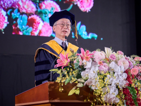 政大畢典／AI時代創出差異！段鍾沂：不要怕犯錯而選擇平庸…李瑞華分享如何跨出舒適圈開拓視野