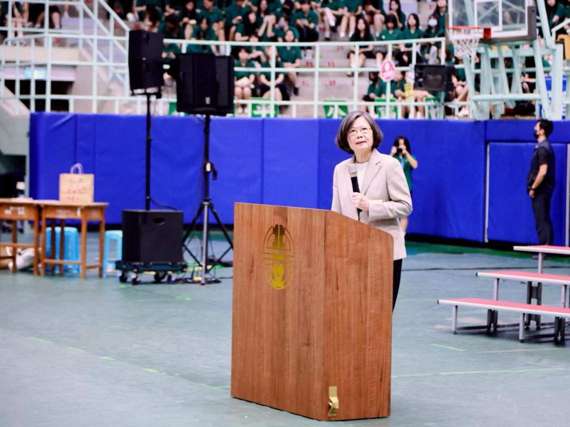 蔡英文自曝差2分沒上北一女，畢典勉勵小綠綠「不用18歲急找人生答案」：好好和自己同行，才是長大的開始