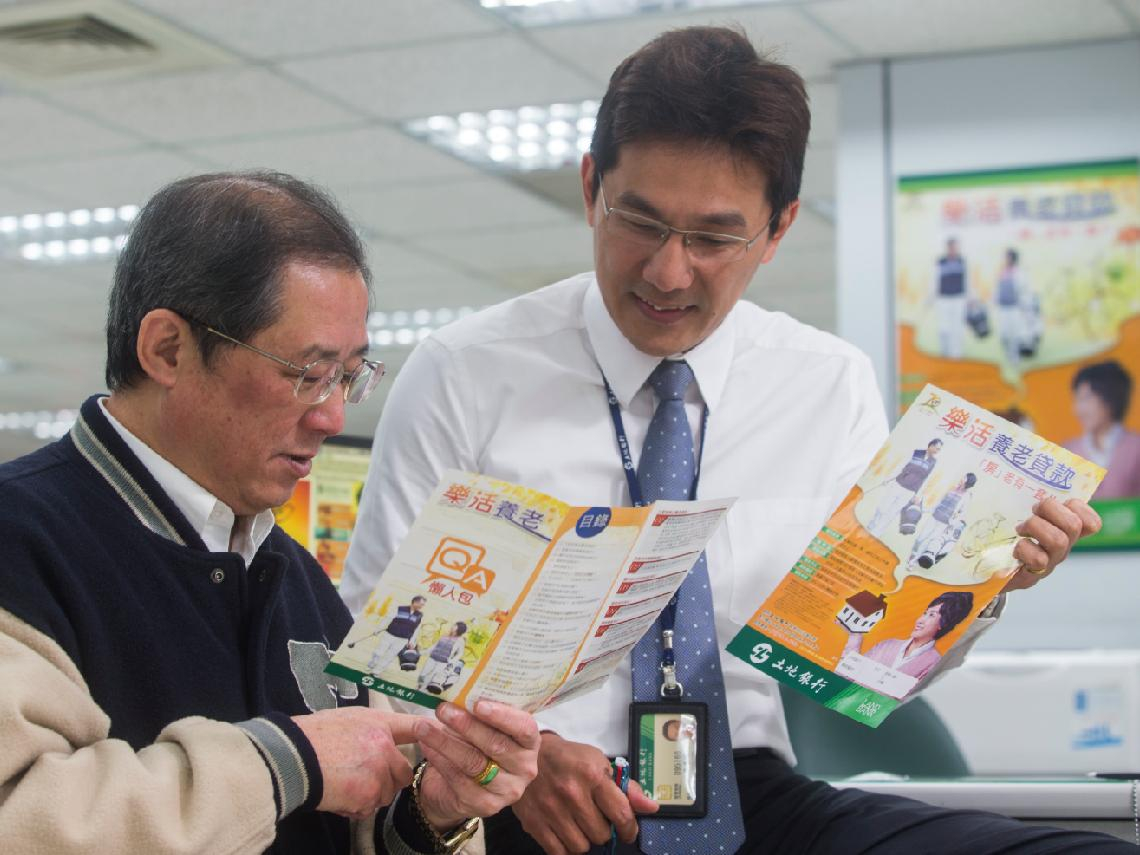 一輩子當房奴，老了又把房子送銀行？「以房養老」沒看懂這5點真的虧大了：退休缺現金，大屋換小屋更賺？