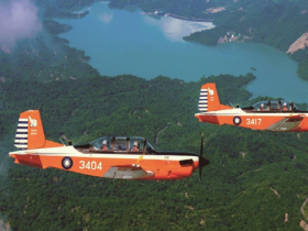 T-34教練機墜機2中校殉職…40多歲資深飛官皆已成家「擁2100小時經驗」，事情怎麼發生的？現場影片曝光