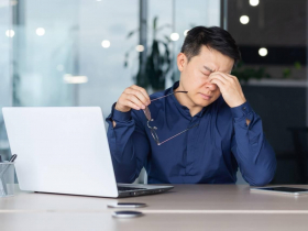 30歲主管「眼睛過勞死」！視力模糊別以為休息一下就沒事，眼科權威揭3大前兆：嚴重恐失明！正確冷熱敷護眼術