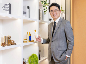 克麗緹娜2年狠關800家加盟店，挺過中國內需寒冬！42歲麗豐三代「體質改革三部曲」，美容龍頭獲利低谷反彈