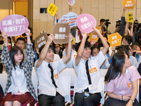 犀利Q&A》接球談朝野僵局、電子菸進校園、浪浪管理… 總統對話高中生  「我不會獨自做決策」