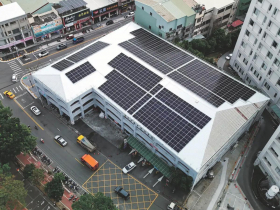 遮陽又能發綠電！綠能屋頂停車場 開創屋頂光電新價值
