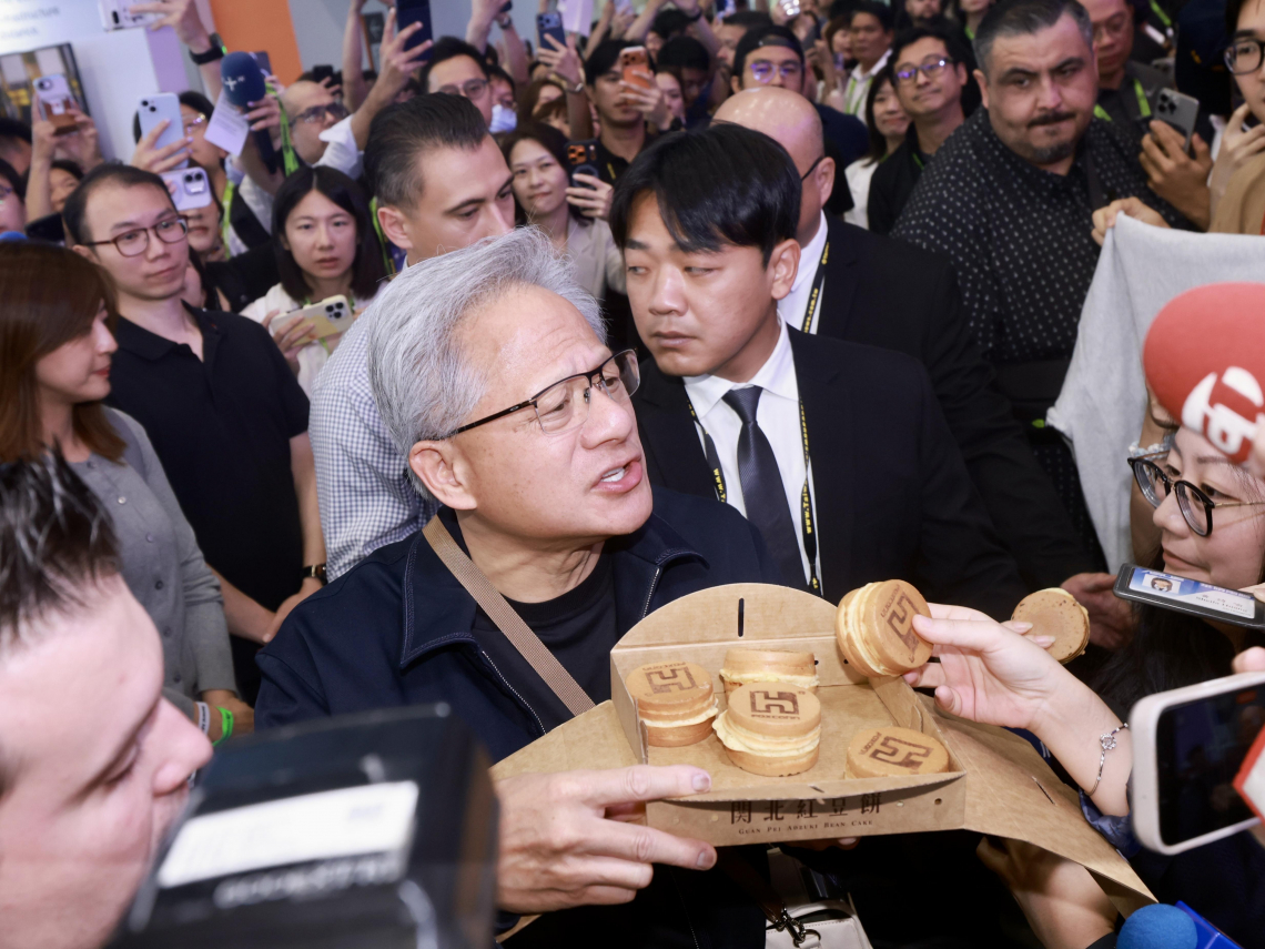 圖輯／黃仁勳逛攤秀！喝台啤吃紅豆餅：鴻海、緯創、台達電、華碩、技嘉、微星⋯哪些背板股獲加持？