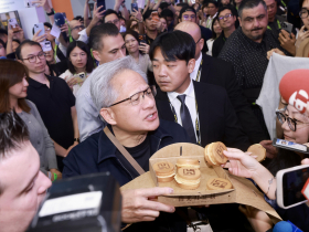 圖輯／黃仁勳逛攤秀！喝台啤吃紅豆餅：鴻海、緯創、台達電、華碩、技嘉、微星⋯哪些背板股獲加持？