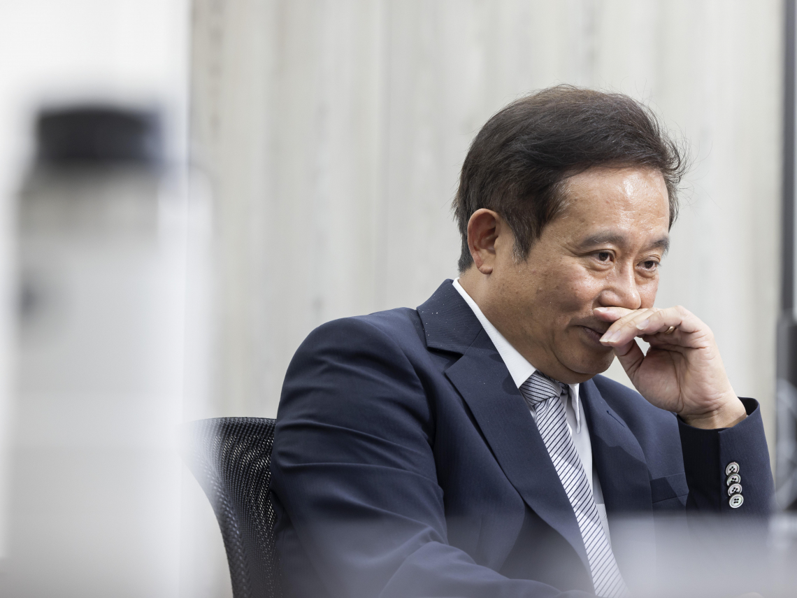 信驊一張1951萬，董座林鴻明笑說做功德：以前贏大立光就滿足...徵才啟動平均年薪593萬！條件曝光