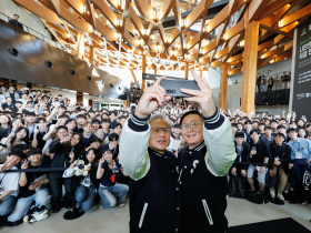 影／黃仁勳訪首爾大學嗨爆！幽默自封「K-Jensen」…為何能在年輕世代受歡迎？韓媒解析仁來瘋4大重點