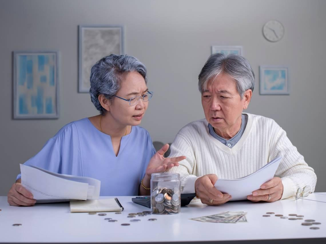 70歲替兒揹千萬債、80歲夫婦養35歲啃老兒不敢退休...史上最富世代卻過得悽慘：「再幫一次」掏空退休金