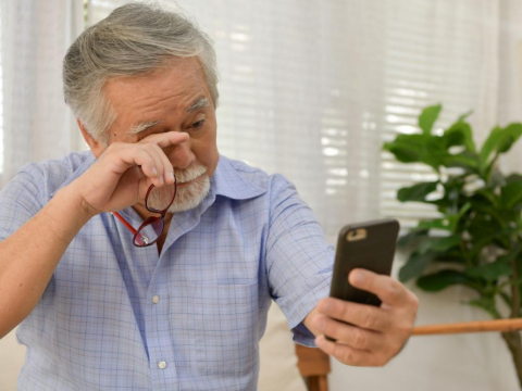 眼鏡度數不夠？68歲阿伯看股票線圖變形、孫子臉蒙灰影…醫示警「黃斑部病變」症狀：悄悄偷走視力
