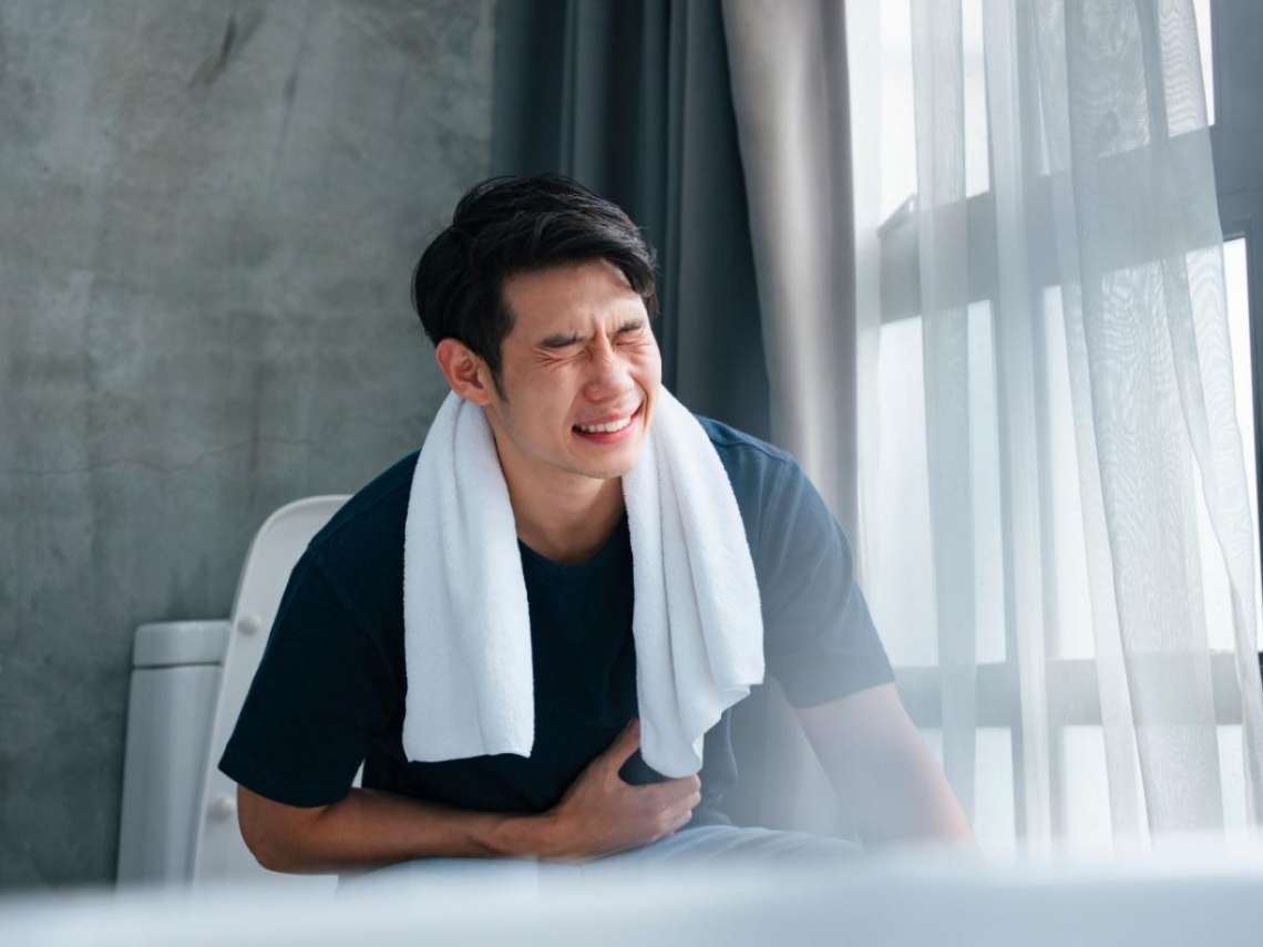 45歲竹科男排便出血、異物感竟是第3級痔瘡！醫圖解「哪種情況要手術」：5件事沒做到，一樣會復發