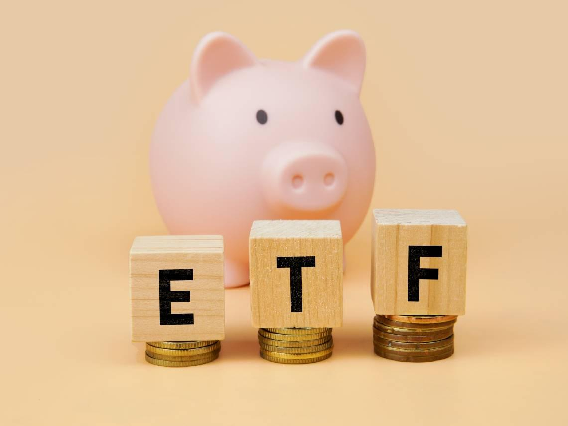 0050  vs 00981A，今年報酬率已差30%！一張表看懂主被動ETF淨值真相：費用率會是長期勝負關鍵？