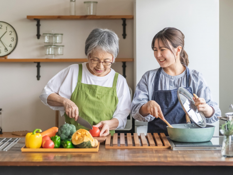 長輩失智了，「搶著做」反而是害他？長照洗腎母6年領悟：成熟的照顧是在「協助與放手」間拿捏分寸