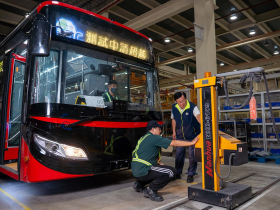 一場火燒車意外，加速華德動能安全轉型路！車王電小金雞憑什麼打贏中國車廠奪單？