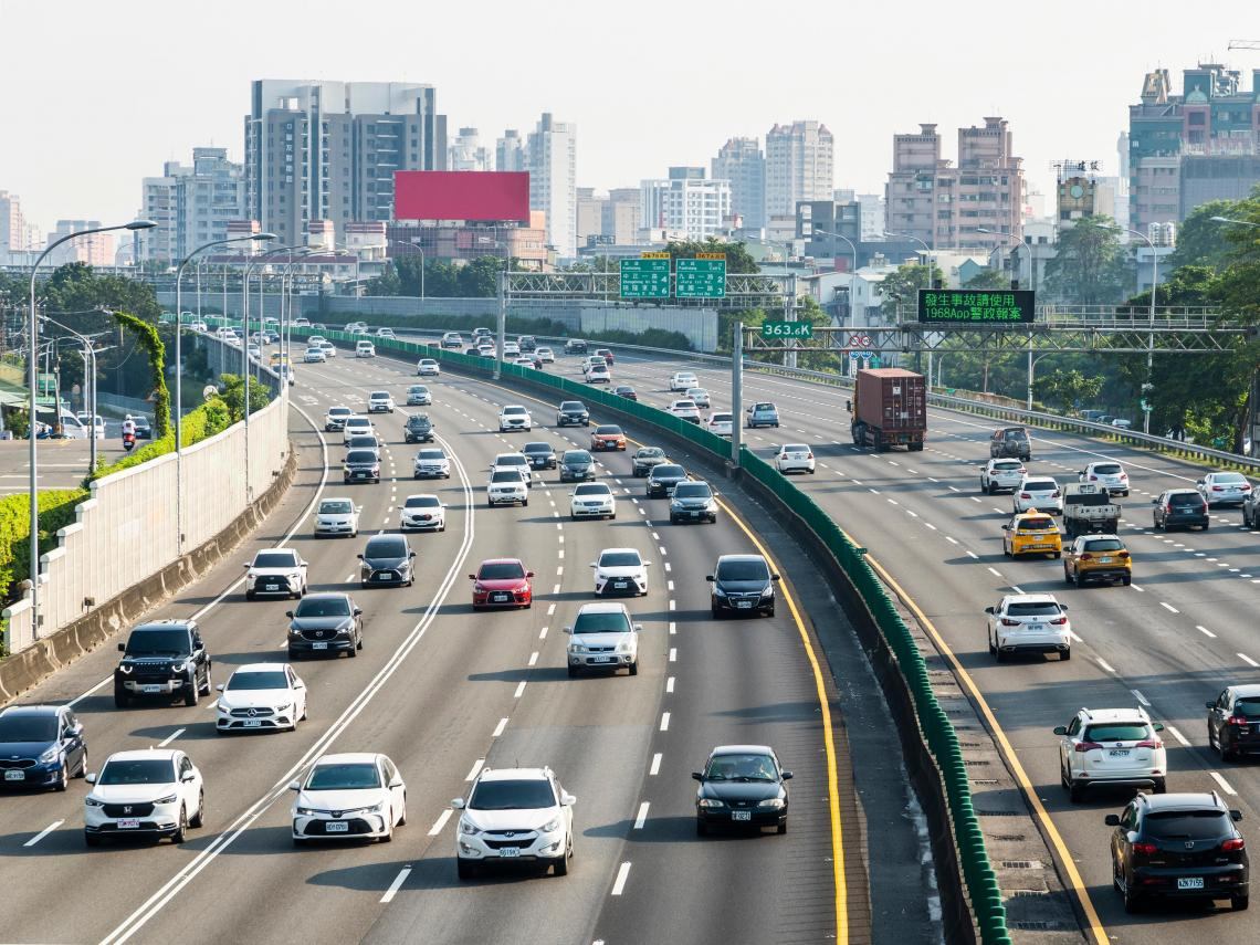 汽燃費改叫「公路養管費」開徵！電動車也要繳？開徵日、繳費期限、繳費單遺失怎辦…汽燃費是燃料稅嗎？