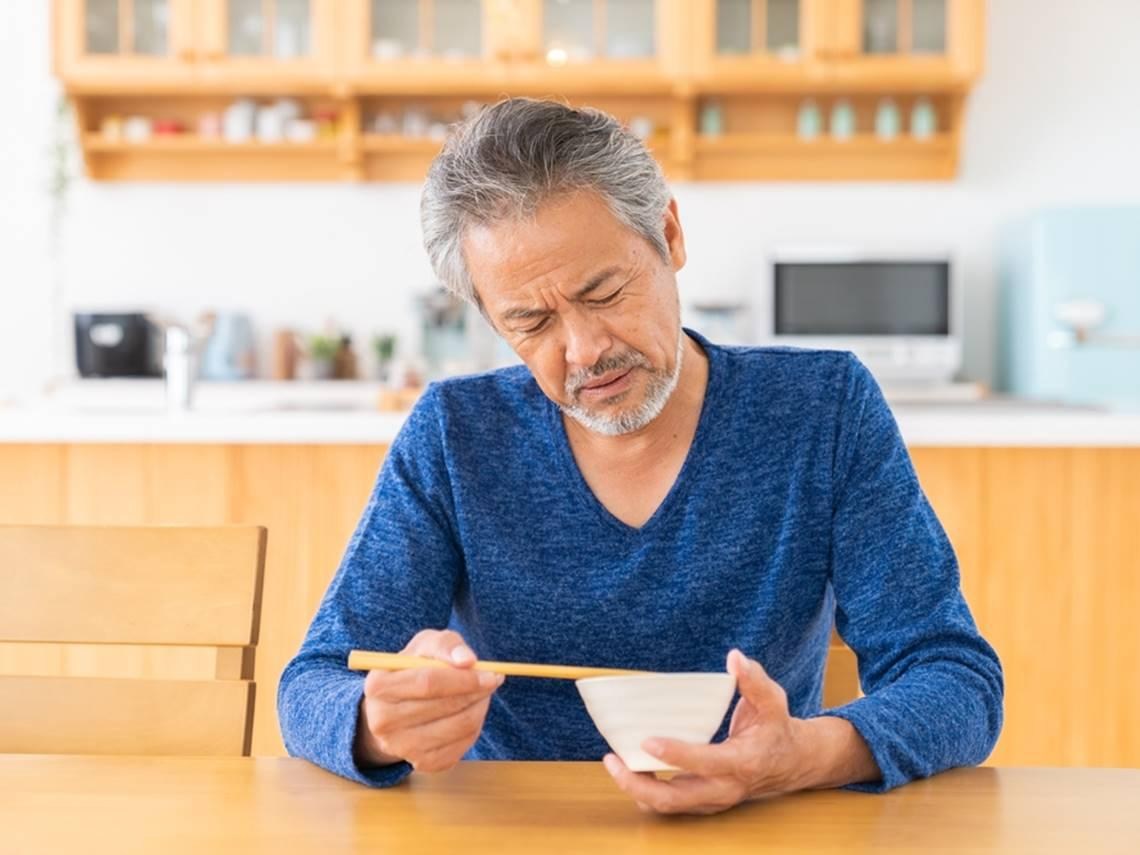 腳軟、吃飯常嗆到「連喉嚨都沒力」怎麼回事？醫師揭肌少症關鍵警訊：3個簡單動作就能練肌力