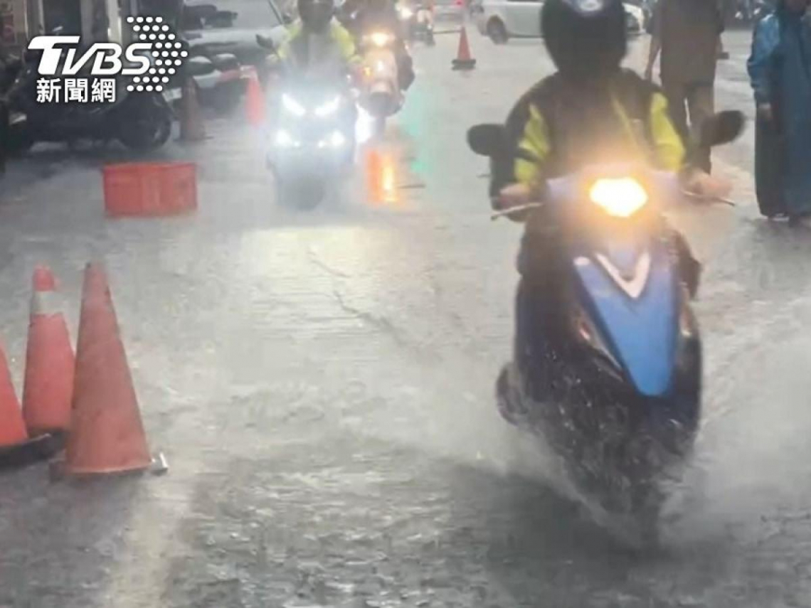 新竹市、新竹縣中午停班停課！「時雨量50毫米破表」到處淹成河、水湧民宅，豪雨彈炸翻災情逾130件