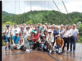 一場畢業55年的同學會！大家相聚高歌、爬雲之南道...謝金河：積極面對70、80歲不同階段人生