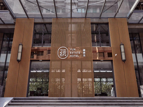歲月流轉的溫潤款待：橋畔、金湯與煙火氣裡的知味人生