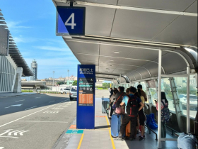 往返一、二航廈請搭乘「機場捷運」與「免費巡迴巴士」！桃園機場提供24小時全天候免費接駁