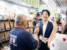 影／賴清德寵物展幫愛犬「試吃狗糧」！肉乾一口吃：很香好吃，幕僚「瞳孔地震」…還有一動作網讚人品高
