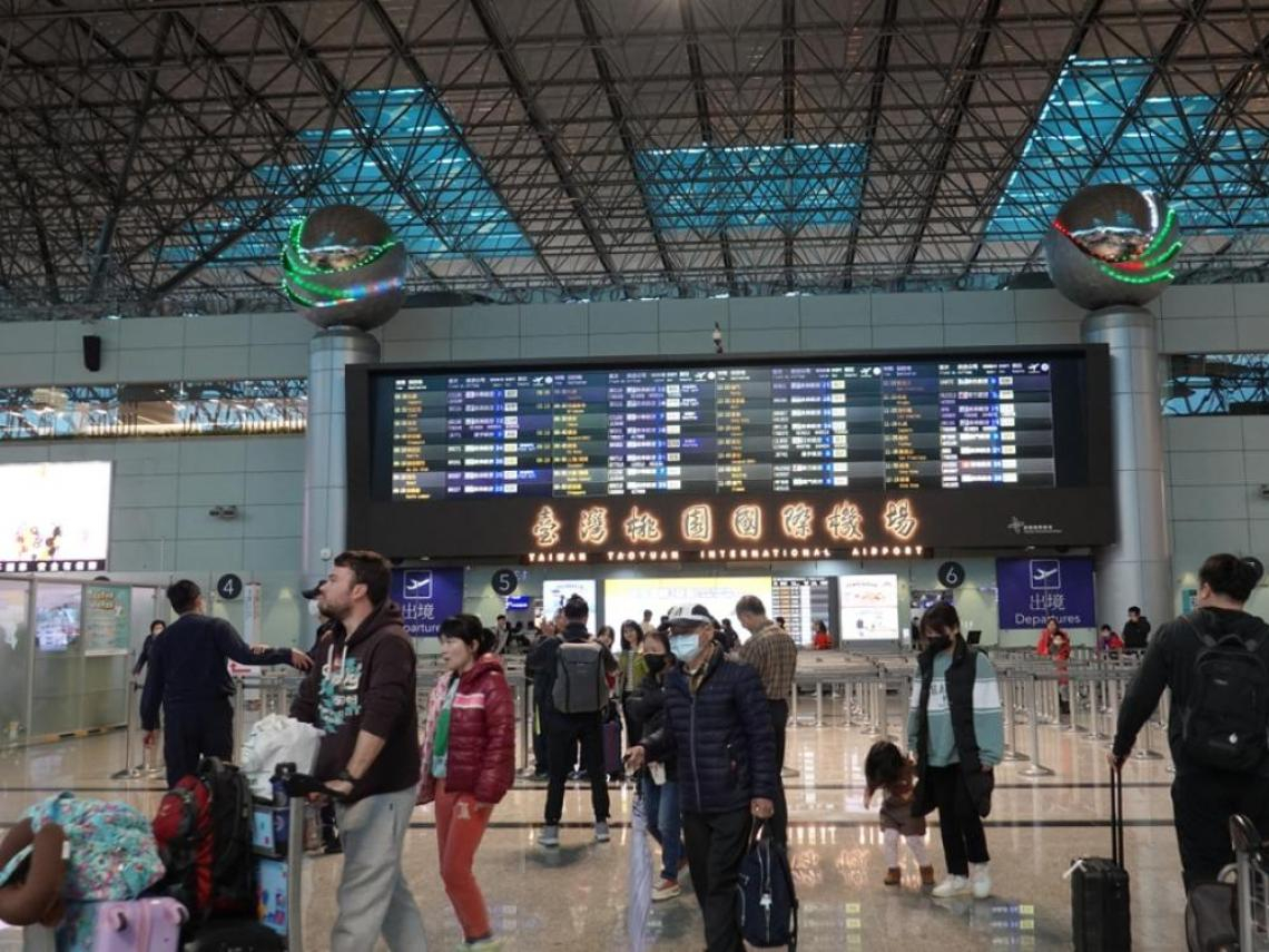 出國旅遊注意！機場安檢盒「1物」堆積成山，行動電源、手持電風扇可以帶上飛機嗎？嚴重恐吞5萬罰單