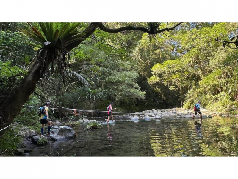 台北捷兔探索灣潭古道、一群人吃西瓜堆滿笑容、爬上虎寮潭南峰...謝金河揭夏日最棒路線：河道很沁涼