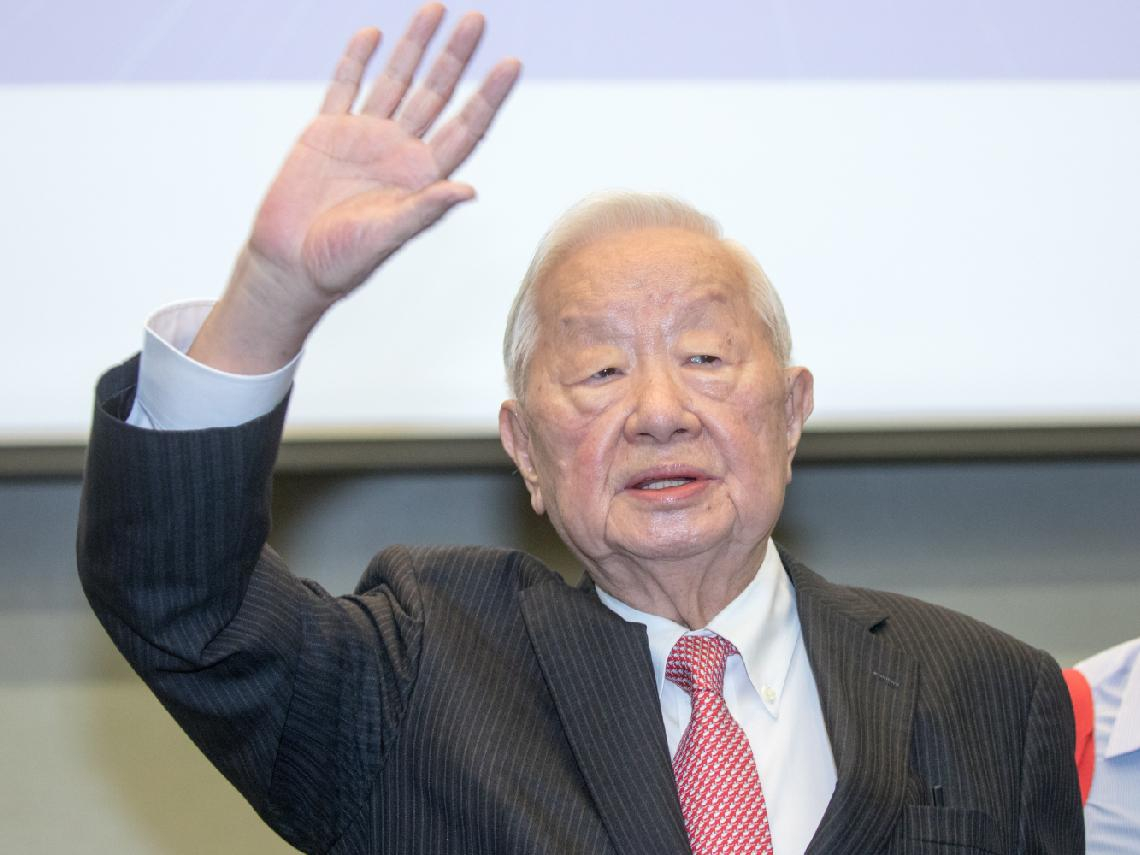 張忠謀今95歲生日！50歲驚覺不運動不行…張淑芬透露他每天必吃「1水果」改善胃病，7大長壽習慣曝光