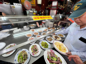 金山老街不起眼鴨肉店「賺到整條街房子都被他買下」！只賣8樣菜人氣卻超旺，謝金河點出驚人致富關鍵