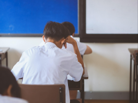 國中生控導師要他「7點25分到校」，遲到就罰抄課文，家長控不當管教提國賠200萬…法院駁回原因曝光
